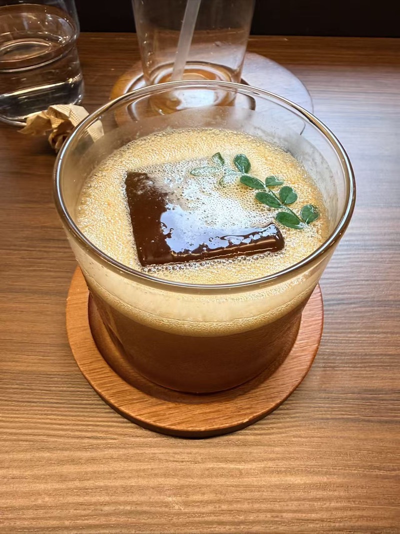 木桌上的手冲咖啡